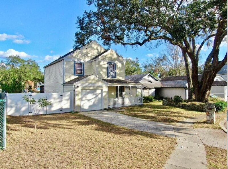 8211 Volusia Pl in Tampa, FL - Building Photo