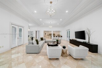9500 SW 62nd Ct in Pinecrest, FL - Foto de edificio - Building Photo