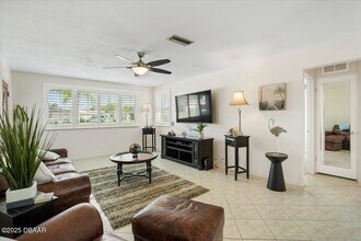 52 Palm Dr in Ormond Beach, FL - Foto de edificio - Building Photo