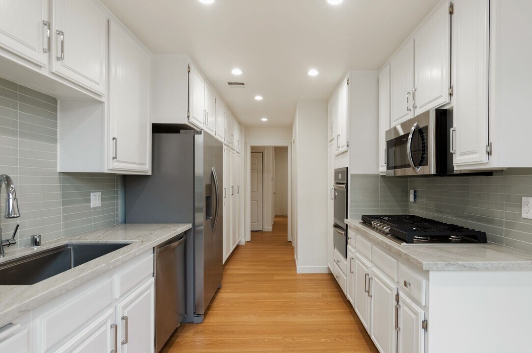 200 N Almont Dr in Beverly Hills, CA - Building Photo