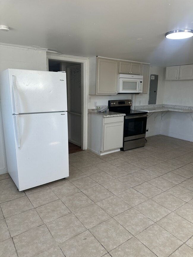 931 S Juniper Dr in Moses Lake, WA - Foto de edificio - Building Photo