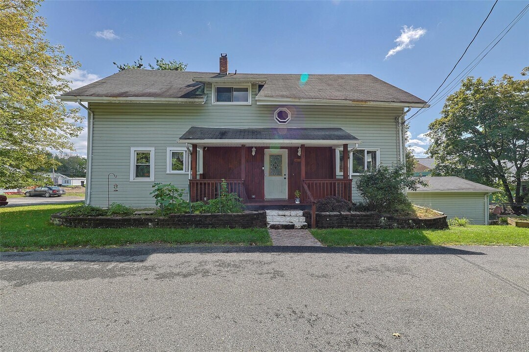 18 Maples Ln in Middletown, NY - Building Photo