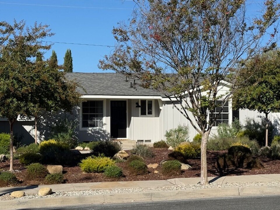 1009 Grandview Ave in Ojai, CA - Building Photo