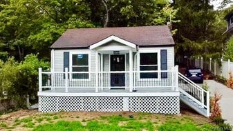 765 Meadow Rd in Smithtown, NY - Building Photo