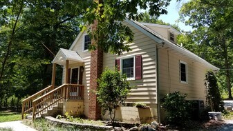 139 Pike St in Gum Spring, VA - Building Photo