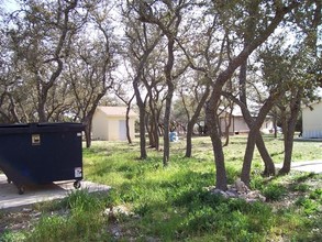 117 Oaks Rd in Bertram, TX - Foto de edificio - Building Photo