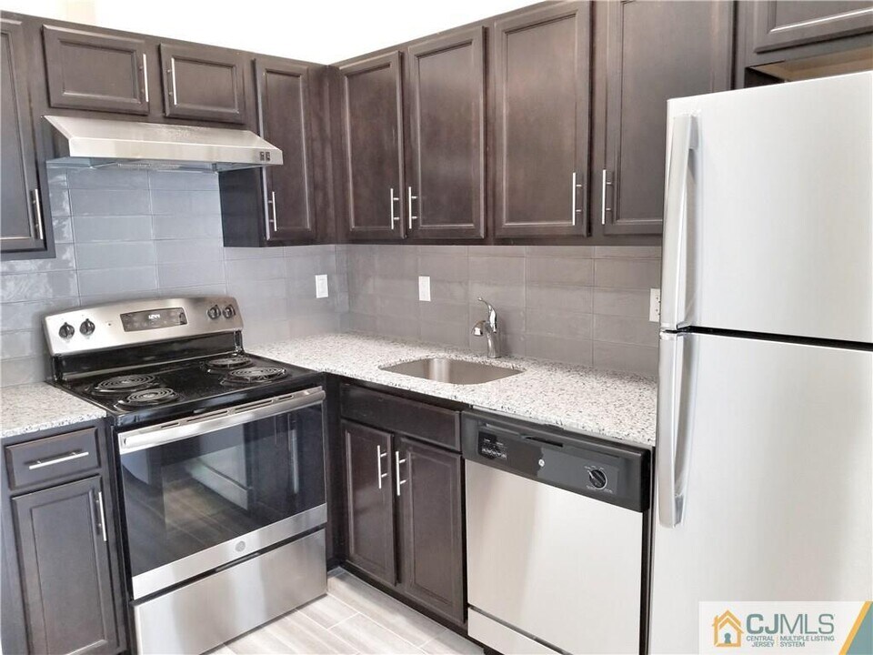 510 Hamilton St-Unit -201 in Franklin Township, NJ - Building Photo