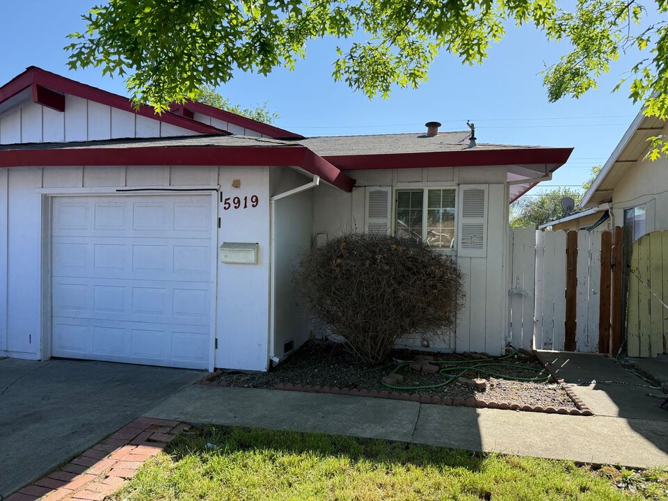 5919 Clover Manor Way in Sacramento, CA - Foto de edificio