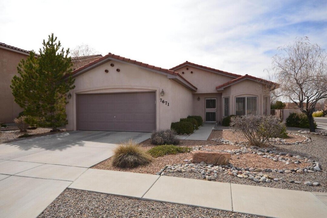 7671 Calle Armonia NE in Albuquerque, NM - Building Photo