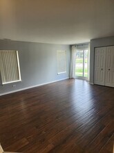 8915 Burlington Ave, Unit 102 in Brookfield, IL - Building Photo - Building Photo