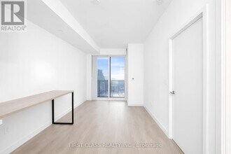 8 Eglinton Ave E in Toronto, ON - Building Photo - Building Photo