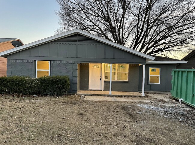 1913 San Antonio St in Grand Prairie, TX - Building Photo - Building Photo