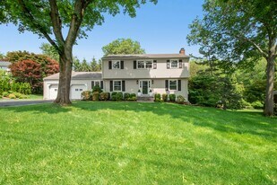 15 Wilson Ridge Rd in Darien, CT - Building Photo