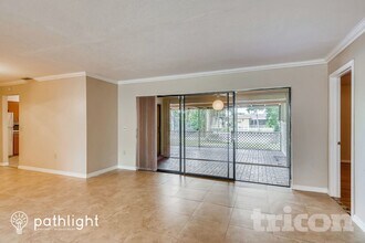 9320 NW 13th St, Unit W-1411 in Pembroke Pines, FL - Foto de edificio - Building Photo