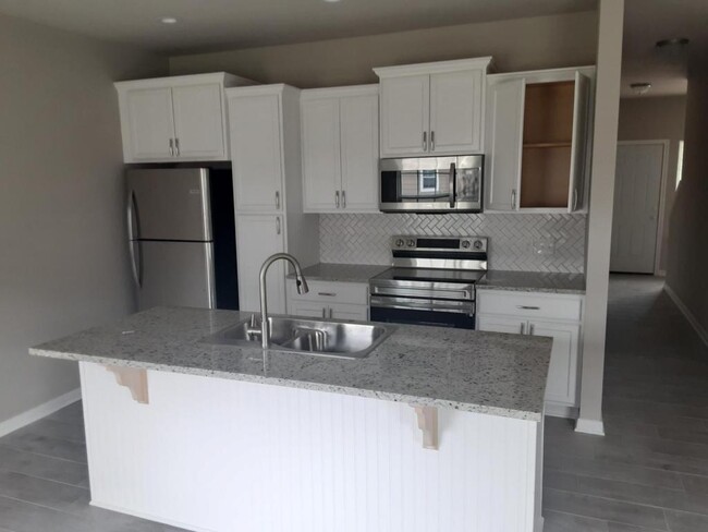 109 Meyers Ter Cir in Lacy Lakeview, TX - Building Photo - Building Photo