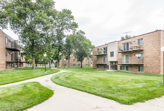 Onaka Village in Brookings, SD - Foto de edificio - Building Photo