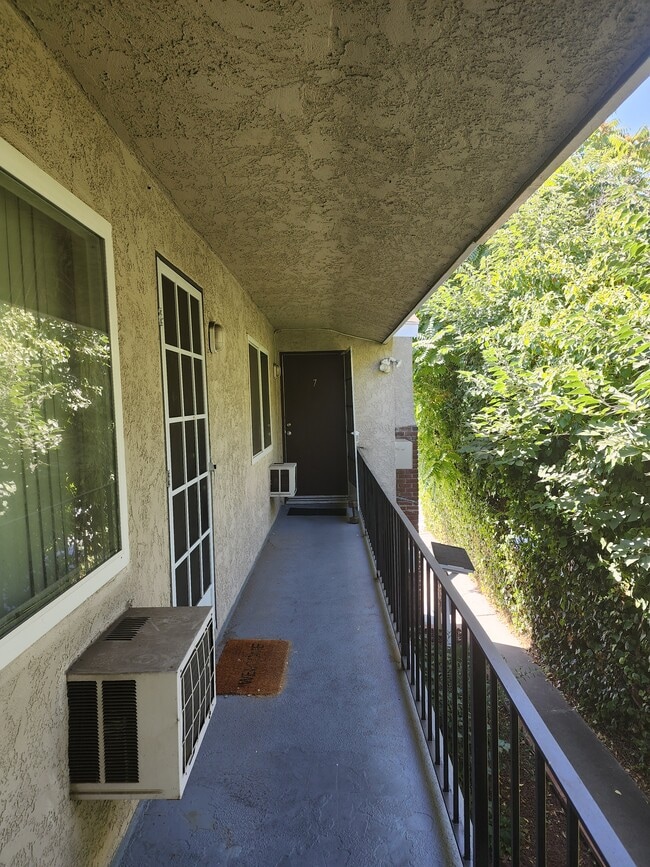 11307 Miranda St, Unit 1 in North Hollywood, CA - Building Photo - Building Photo