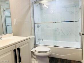 595 S Royal Crest Cir in Las Vegas, NV - Building Photo - Building Photo