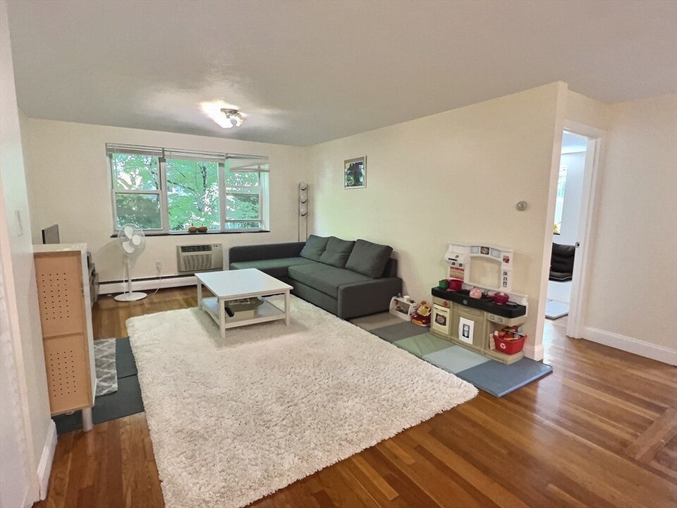 216 Kent St, Unit 12 in Brookline, MA - Building Photo