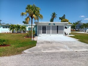 12890 Spencer St, Unit The Dolphin Suite in Ft. Myers, FL - Building Photo - Building Photo