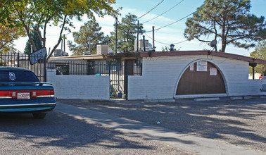 8100-8304 Decatur SE in Albuquerque, NM - Foto de edificio - Building Photo