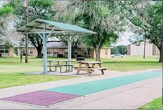 308 N East St in Weimar, TX - Building Photo - Building Photo