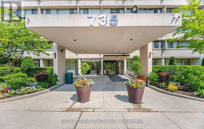 735 Don Mills Rd. in Toronto, ON - Building Photo - Building Photo