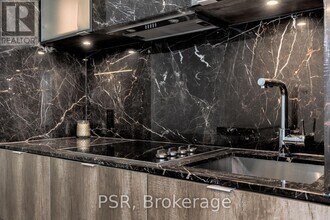 11-2711 Yorkville Ave in Toronto, ON - Building Photo - Building Photo