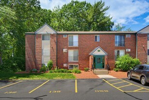 123 English Village Rd in Manchester, NH - Building Photo