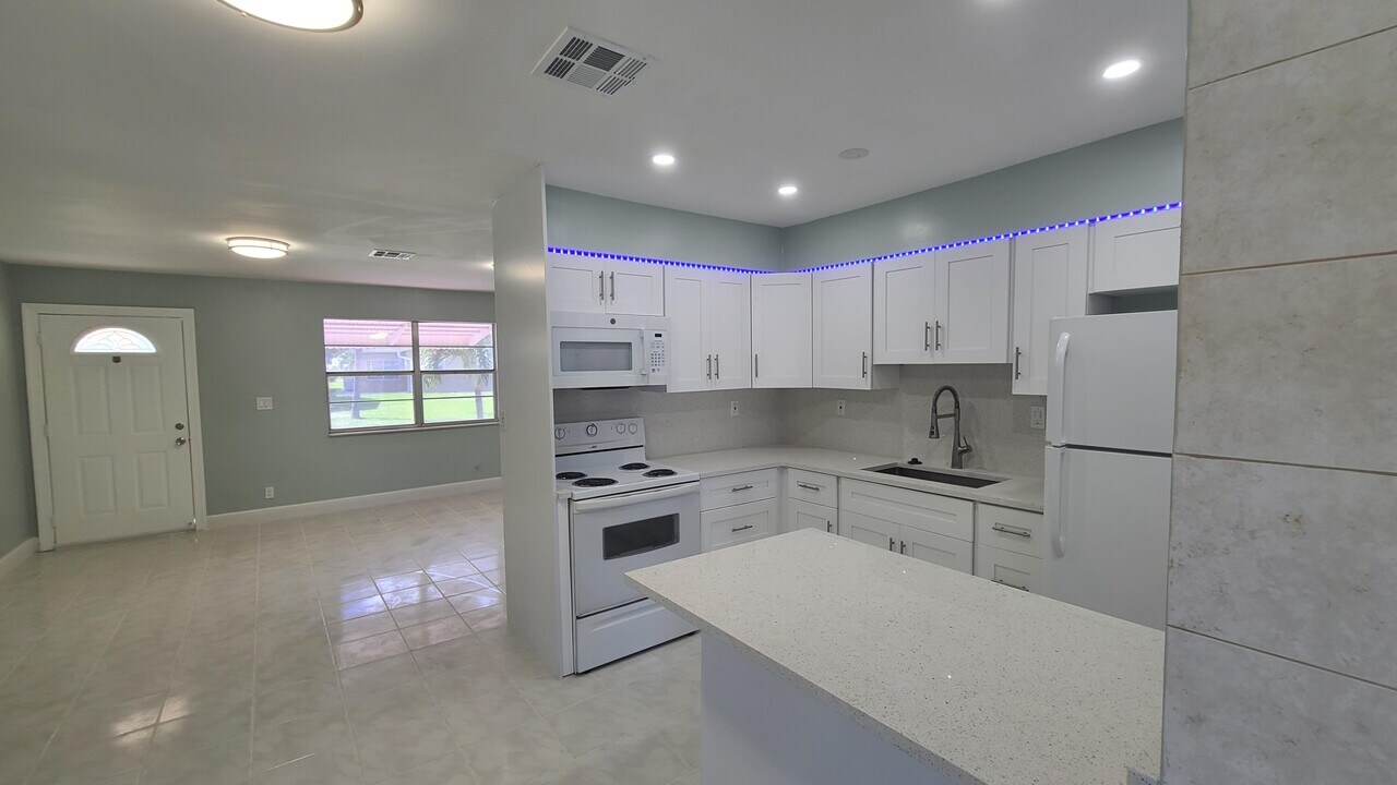 2802 Crown Ct-Unit -144 in Delray Beach, FL - Foto de edificio