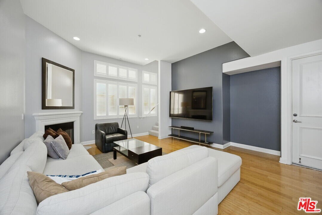 2125 S Bentley Ave in Los Angeles, CA - Building Photo