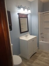 201 E Dover Ct, Unit Upper in Davenport, IA - Building Photo - Building Photo