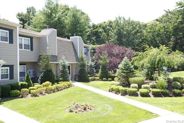 446 Lake Pointe Dr in Middle Island, NY - Building Photo - Building Photo