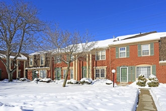 Sutton Place East in Warren, MI - Foto de edificio - Building Photo