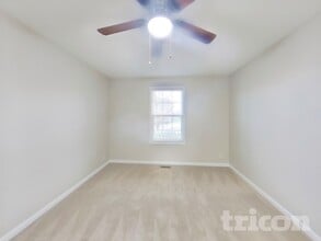 1033 Dwight Eisenhower Way in Clarksville, TN - Building Photo - Building Photo