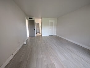 1450 NE 191st St, Unit 6 Horizons Condo in Miami, FL - Building Photo - Building Photo