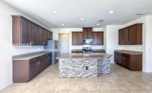 10126 Celtic Ash Dr in Ruskin, FL - Foto de edificio - Building Photo