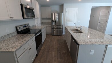 437 Coconut Dr in Bloomingdale, GA - Building Photo - Building Photo