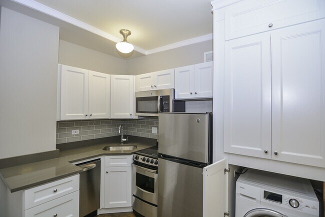 817 W Lakeside Pl in Chicago, IL - Building Photo - Building Photo