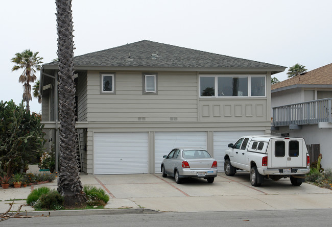 2693-2695 Bayshore Ave in Ventura, CA - Foto de edificio - Building Photo