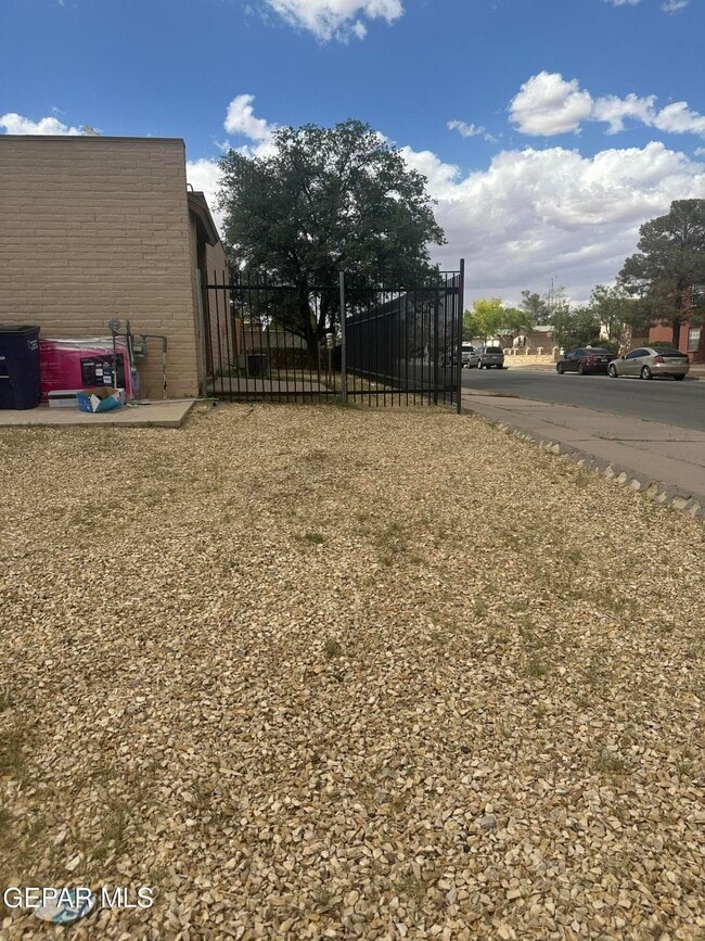 10425 Ashwood Dr in El Paso, TX - Building Photo - Building Photo