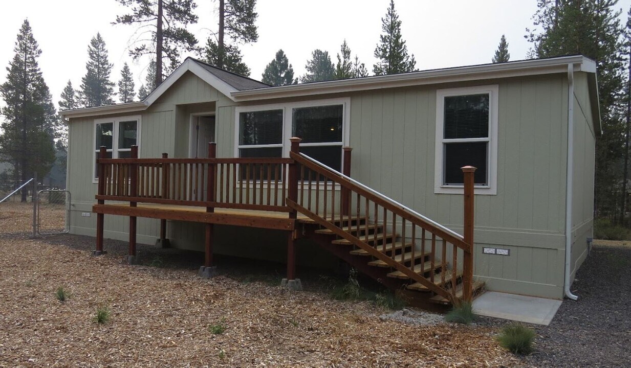 52515 Pine Dr in La Pine, OR - Building Photo