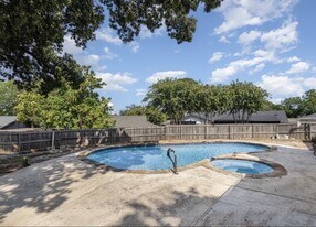 302 Fair Oaks Blvd in Euless, TX - Building Photo