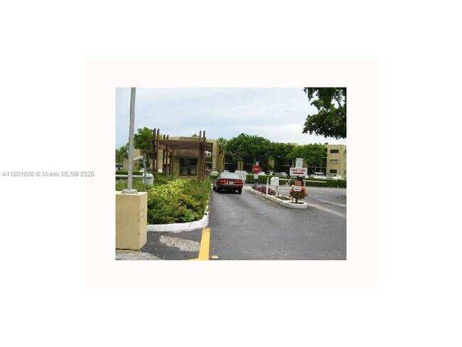 8025 SW 107th Ave in Miami, FL - Building Photo - Building Photo