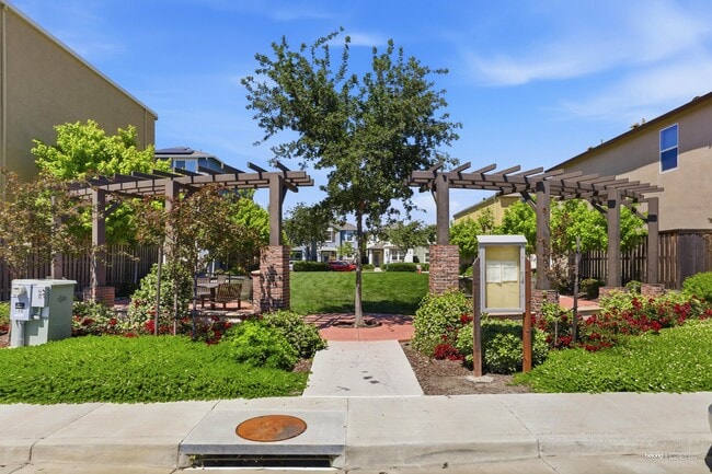 4049 Dover St in West Sacramento, CA - Building Photo - Building Photo