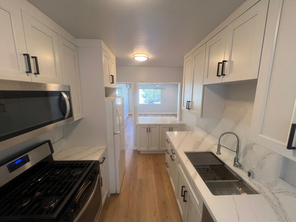 2859 Leeward Ave, Unit 9 in Los Angeles, CA - Building Photo