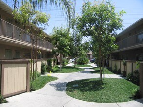 Sunset Palms Apartments in Anaheim, CA - Building Photo - Building Photo