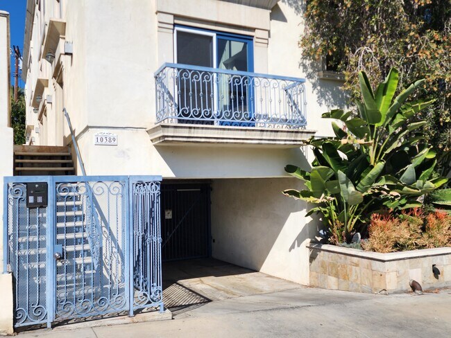 10389 Almayo Ave in Los Angeles, CA - Foto de edificio - Building Photo