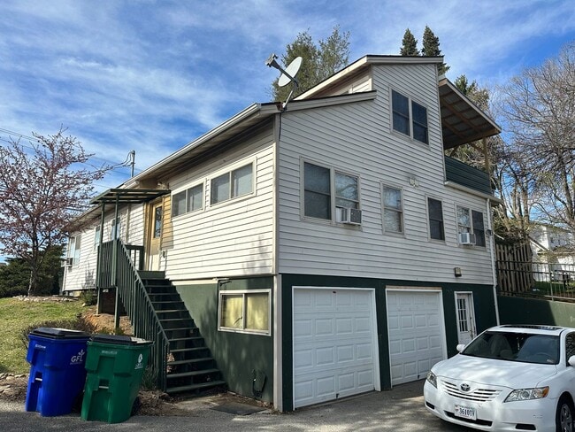 1404 N Main St