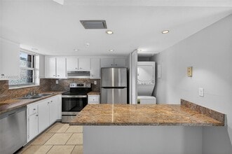 555 NE 30th St in Miami, FL - Building Photo - Building Photo